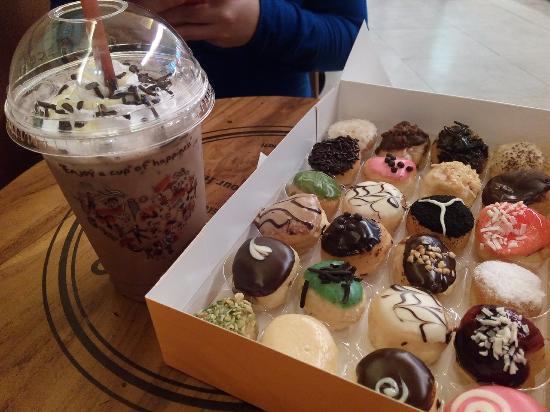 J.Co Donuts & Coffee